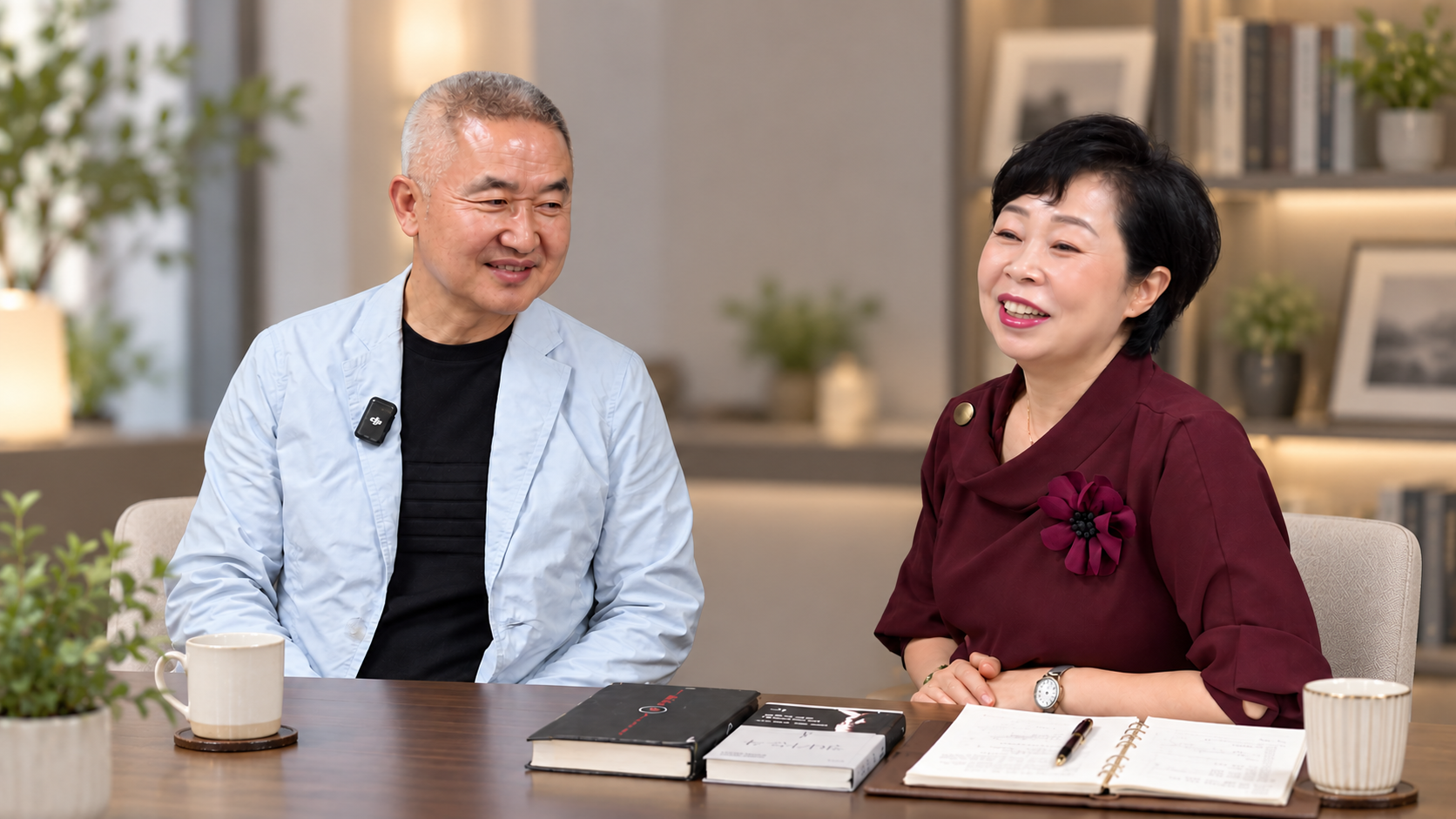 9월 7일 봉숭아학당문화혁신학교에서 최진석 서강대 철학과 명예교수(왼쪽)와 오행자 교수가 이야기를 나누고 있다.(AI이미지제공)