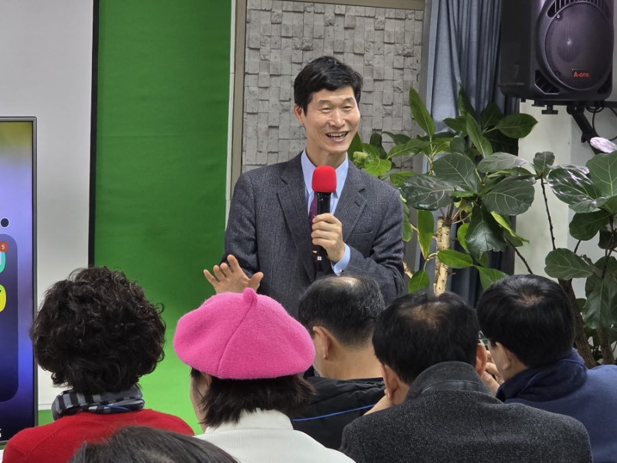봉숭아학당문화혁신학교에서 인문학강의를 하고 있는 이문태 소장