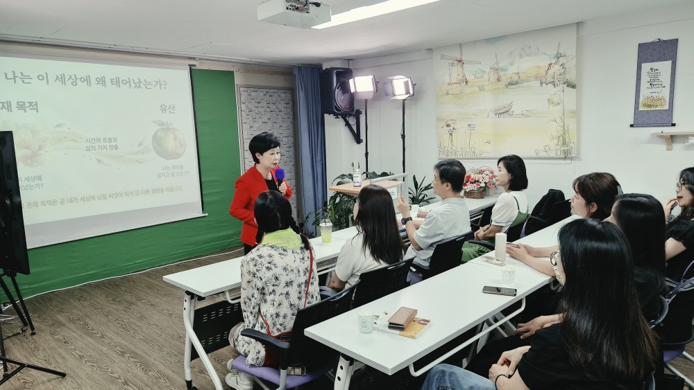 오행자 교수가 "나는 이 세상에 왜 태어났는가?" 슬라이드를 배경으로 '나를 찾아 떠나는 여행' 성찰 강의를 진행하고 있다.