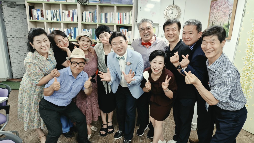 강연을 마친 류창열 회장이 웃자대한민국협회 관계자들과 함께 기념 촬영을 하고 있다.
