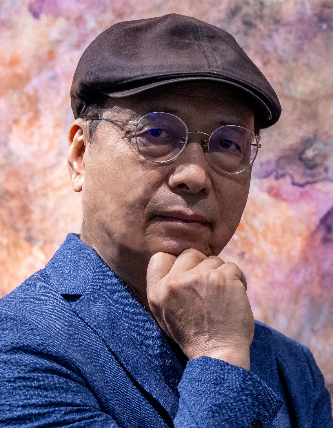 정수모(Paul Jeong) 작가. 인천 강화도 작업실에서 매일 같은 시간 캔버스 앞에 선다.