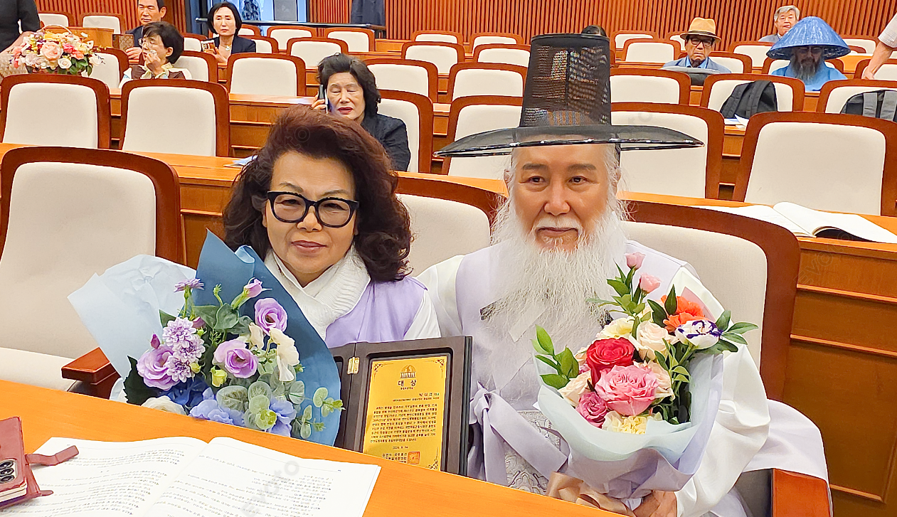 〈사진=이음미디어〉 박상영 대표가 받은 '한반도평화통일대상 통일부문대상' 표창패
