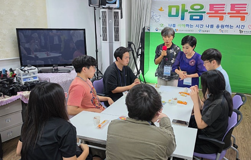 청년 참가자들이 둘러앉아 이야기를 나누고 있다. 회차당 정원을 5~6명으로 묶어, 참석한 모두가 말할 차례를 갖도록 설계했다.