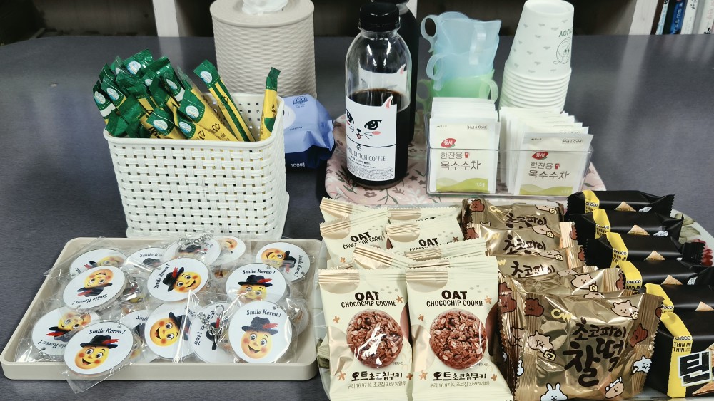 참가자를 맞이한 다과와 기념품. 커피와 차, 과자 옆에 'Smile Korea' 뱃지가 놓였다. 준비하는 손이 따로 있었다는 뜻이다.