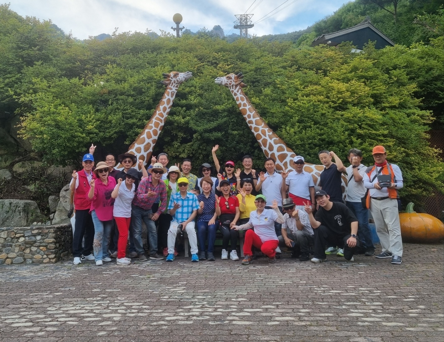 8월 27일 대둔산을 찾은 서울문화협동조합·웃자대한민국·컨디션국력협동조합방문단. 세 단체가 함께 꾸린 비즈니스 투어로, 이날 30명이 케이블카에
      올랐다. 뒤로 케이블카 철탑이 보인다.