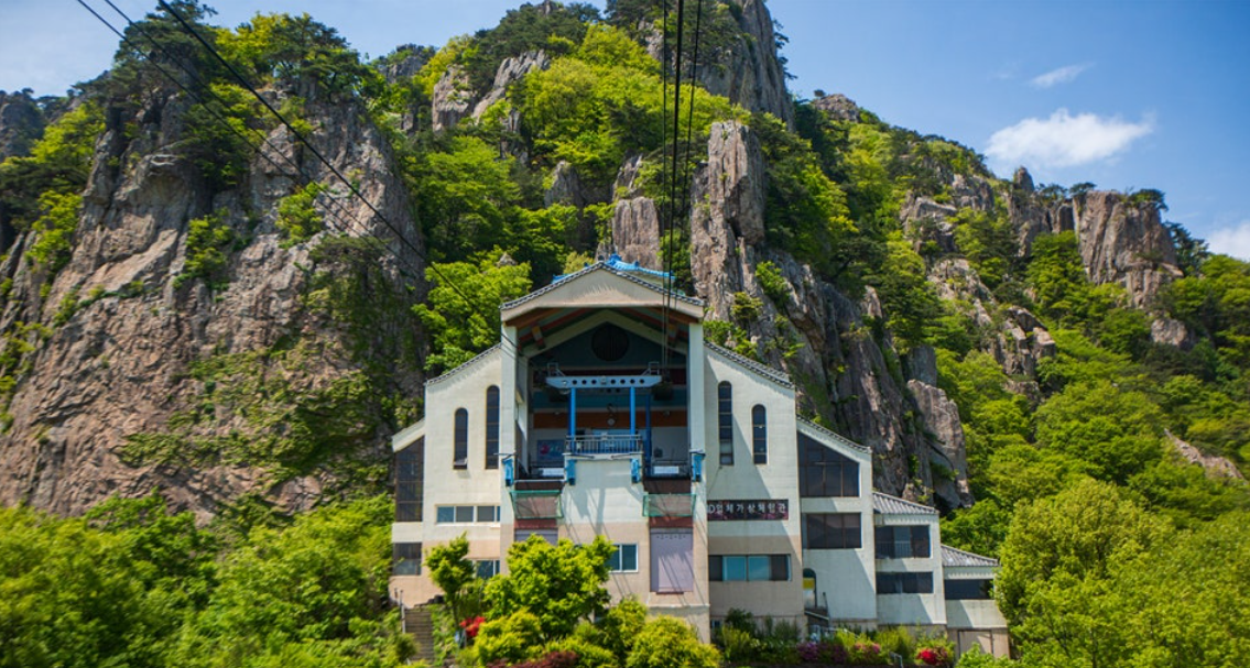 대둔산 케이블카가 역사가 보인다. 캐빈 두 대가 서로 오가며
      927m 선로를 편도 약 5분에 넘는다.