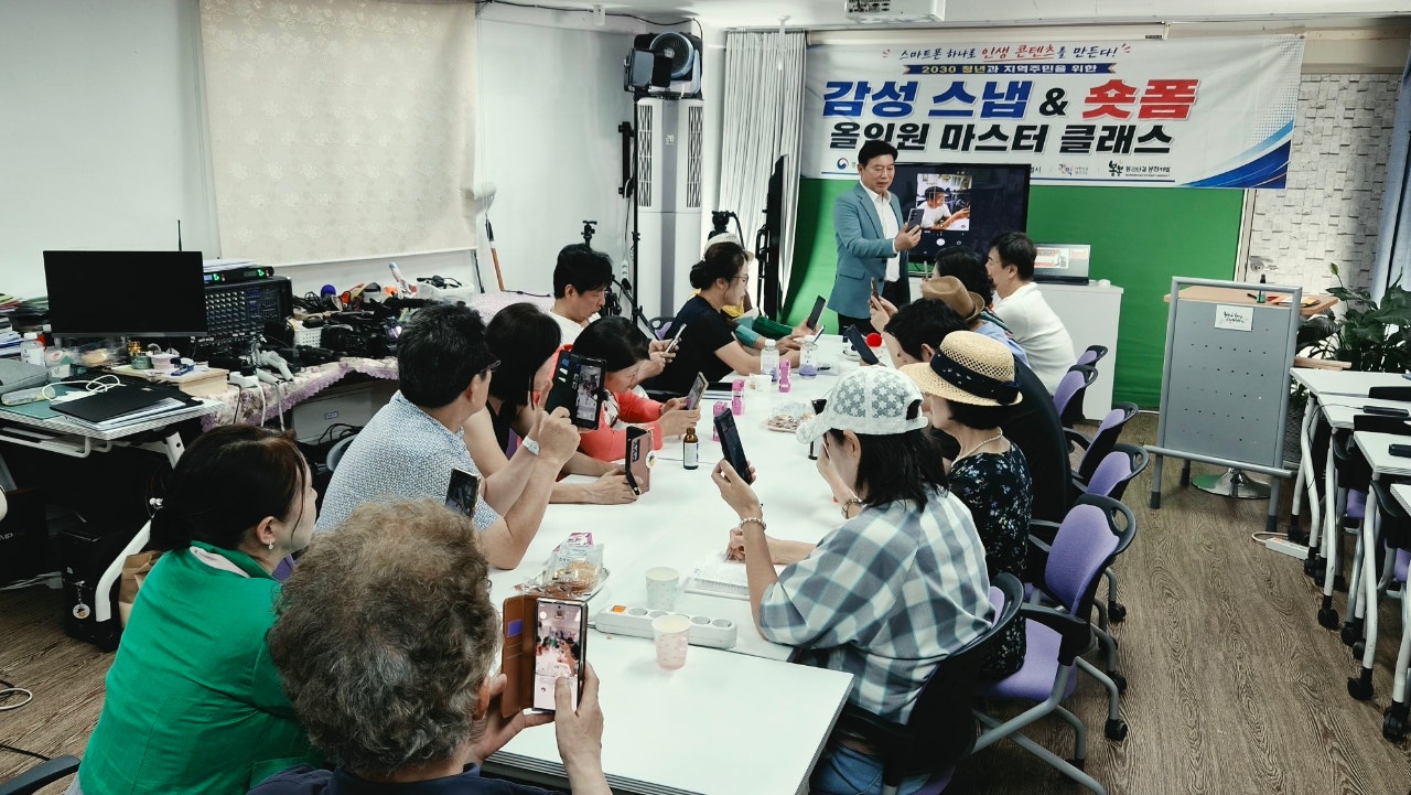 성창운 강사가 틸팅(Tilting) 촬영 기법을 설명하고 있다. 카메라를 위로 올리는 틸업과 아래로 내리는 틸다운은 별도 장비 없이 흔들림을 줄이는 기본 동작이다.