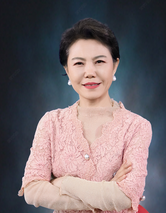 분홍 레이스 옷을 입은 여성이 팔짱을 끼고 정면을 보고 있다