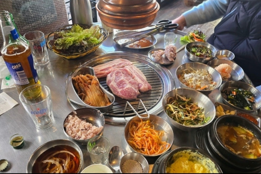 소.돼지고기에 직접 담근 김치와 푸짐한 밑반찬이 더해진 양주상회의 한