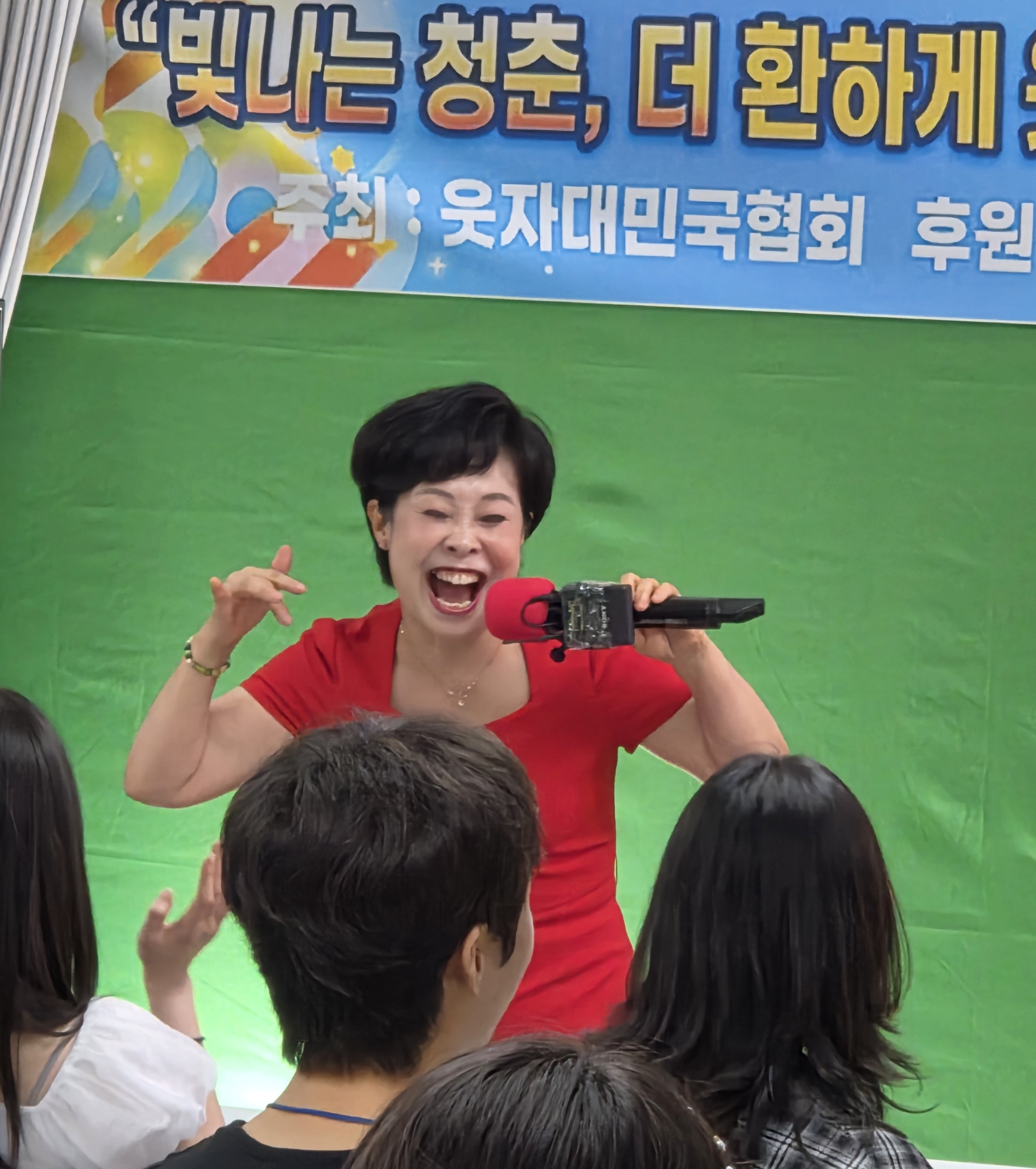 "발산은 치유다" — 웃음특강을 이끄는 오행자 교수 〈사진 봉숭아학당 문화혁신학교 제공〉