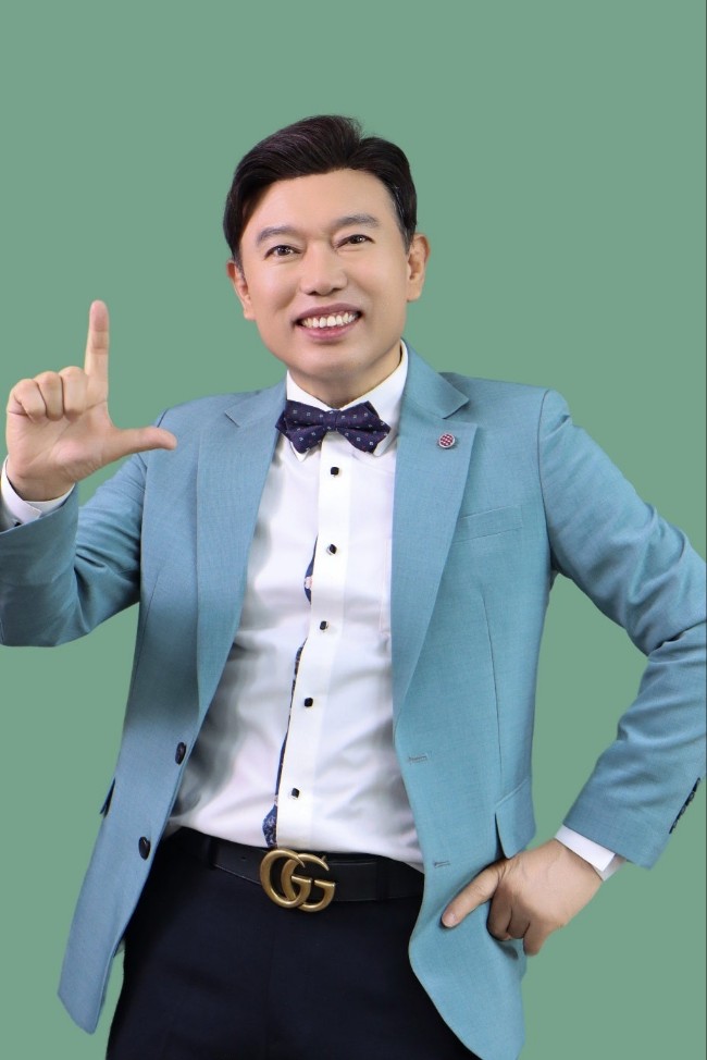 성창운 봉숭아학당 문화혁신학교 총장 〈사진 본인 제공〉
alt: 청록색 재킷과 나비넥타이를 착용하고 손가락으로 1을 표시하며 웃는 성창운 총장 프로필 사진