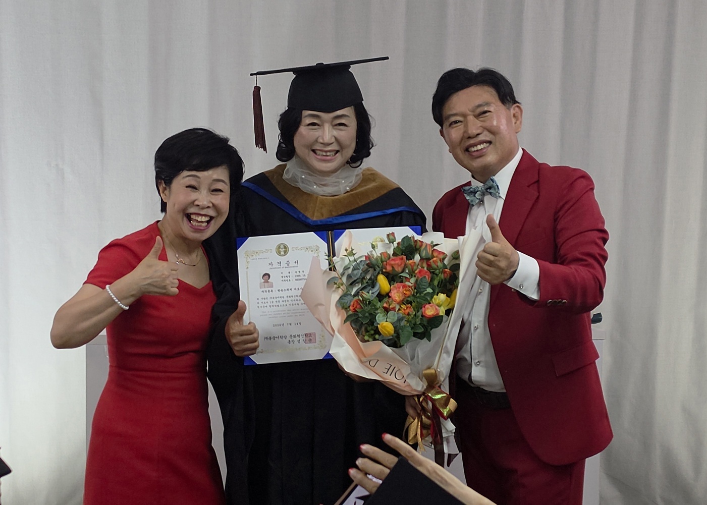 수료생이 방송스피치지도사 1급 자격증서를 받고 오행자 교수, 성창운 총장과 기념촬영을 하고 있다. 〈사진 봉숭아학당문화혁신학교 제공〉