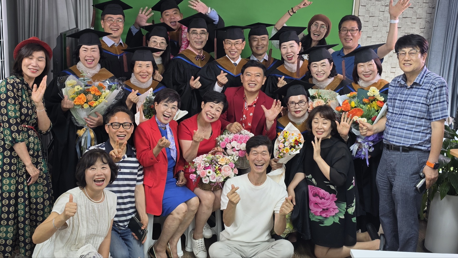 방송스피치사관학교 25·26기 졸업생들이 기념촬영을 하고 있다. 〈사진 봉숭아학당문화혁신학교 제공〉